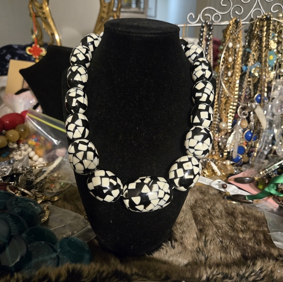 Elegant Black and White Beaded Necklace - Picture 2 of 3